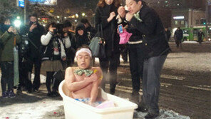 김대희, 상의 탈의한 채 ‘길거리 벌칙’ 인증샷