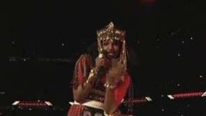 슈퍼볼 축하 공연 중 여가수 ‘손가락 욕’ 일파만파