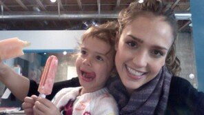 제시카 알바, 첫째 딸과 아이스크림 셀카 공개