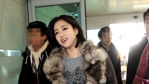 [포토] ‘목발 짚은’ 티아라 은정, ‘파리 투어’ 제가 빠릴 순 없죠~