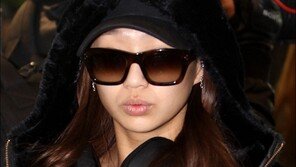 [포토] 씨스타 효린 ‘긴비행시간 헤드폰은 필수’