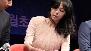 [SD포토] 김민희, 치마가 불편한가? 가리느라 ‘열심’ 