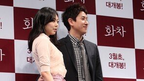 [SD포토] 김민희 허리감은 이선균 ‘매너손’