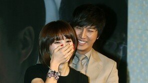 [포토] 한혜진, 박건형 깜짝 스킨십에 ‘화들짝’