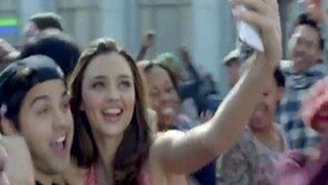 ‘최고의 몸매’ 미란다 커, 삼성 ‘슈퍼볼’ 광고 깜짝 등장