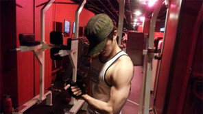 2PM 우영, 터질듯한 팔근육 ‘역시 짐승돌’