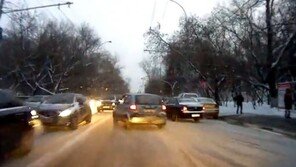 러시아 얼음길에서…이 현대車 운전자 제정신? 