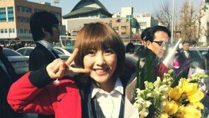 강지영, 졸업식 현장 ‘꽃다발 들고 함박 웃음’