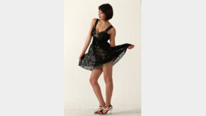 [SD포토] 김햇님, 아슬아슬한 치마 올리기