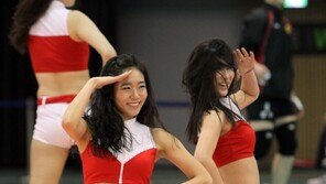 [SD포토] 치어리더, 섹시한 경례…범인도 자수할 기세~