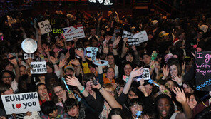 [뮤직뱅크 파리 현장] 1만명 파도타기 장관...샤이니팬 4명실신