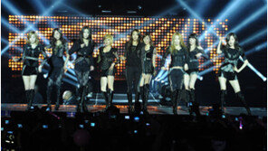 [뮤직뱅크 파리 현장] 생일맞은 수영 1만여 팬 축하 노래 감격