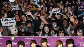 [뮤직뱅크 파리 현장] “사진 마음껏 찍으세요”…2PM 깜찍 포즈