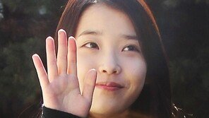 [SD포토] 아이유, 깜찍한 손인사 ‘저 오늘 졸업해요’