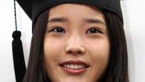 [SD포토] 학사모 쓴 아이유 ‘저 깜찍하죠?’
