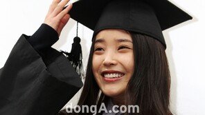 [SD포토] 아이유 해맑은 웃음 ‘학사모, 잘 어울려요?’
