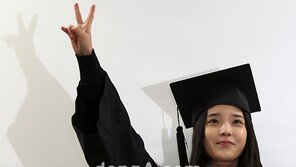 [SD포토] 아이유 ‘저 졸업했어요’…손 번쩍 ‘브이’