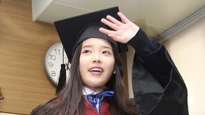[SD포토] ‘국민여동생’ 아이유 졸업식 ‘졸업하기 힘드네’
