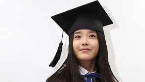 [SD포토] 아이유, 졸업장 들고 화보 찍어 ‘깜찍해’
