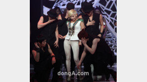 [SD포토] 써니힐, 짐승남들에게 둘러싸여 섹시댄스