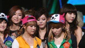 [SD포토] 레인보우 지숙, 달샤벳 비키의 품에 안겨 신발자랑?