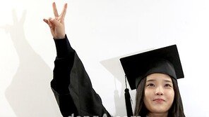 아이유 고교 졸업 “회식 건배 이젠 할 수 있어요”