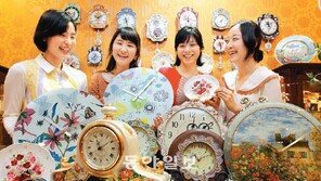 봄을 부르는 꽃무늬 시계