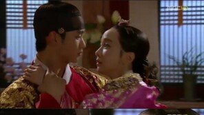 ‘해품달’ 김민서 악녀 포스 폭발…김수현 품에 안기다