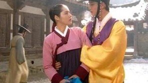 김수현 ‘못된 손’?…한가인 허리 안고 부축 여심 흔들