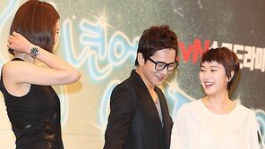 [SD포토] 온주완, 고준희 다가오자 ‘점점 멀어져’