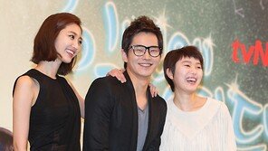 [SD포토]온주완 두 여자 사이에 서니 작아지네