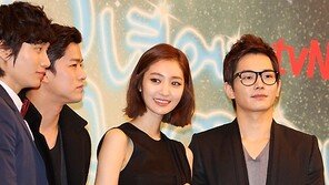 [SD포토] 고준희, 꽃남들 사이서 ‘눈에 띄는 각선미’