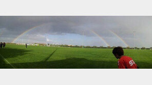 경남 전훈장에 뜬 행운의 쌍무지개