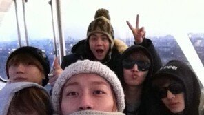 비스트, 파리 인증샷 “수학 여행 온 기분”