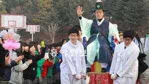 “선생님 감사합니다” 가마 태우고 졸업식장에