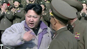 김정은, 연평 포격부대 불호령…‘절대권위 이미지’ 첫 공개