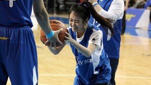 [SD포토스토리]농구장 찾은 아이유, 시투하다 중심 잃고 ‘꽈당 굴욕’