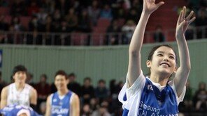 [SD포토]농구 선수 삼촌들 응원 속, 아이유 ‘힘찬 시투’