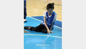 [SD포토]‘꽈당’ 아이유, ‘부끄러워 얼굴 가렸어요’