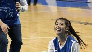 [SD포토]코트에 주저앉은 아이유, ‘슛넣기 너무 어려워요’