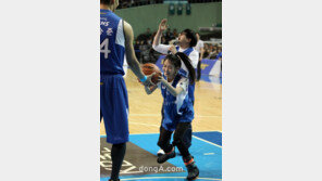 [SD포토]농구코트 오른 아이유, ‘몸이 말을 안 들어’