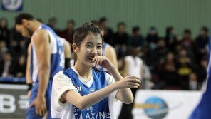 [SD포토]농구 코트에 번진 ‘아이유 천사 미소’