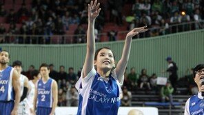 [SD포토]농구장 찾은 아이유, 골대를 향해 ‘영차’