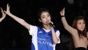 [SD포토]‘하의 실종’ 아이유, ‘축하공연도 엣지있게!’