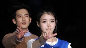 [SD포토]아이유, 눈빛 발사 ‘삼촌팬들 잠 못 자겠네’