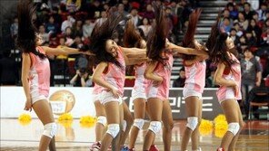 [포토] 치어리더, 격한 섹시댄스 ‘목 부러질라~’