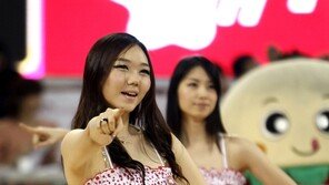 [포토] 치어리더, 애교만점 삿대질…男心에 콕!