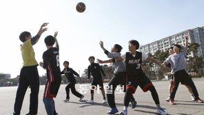 “젊으니까 반팔-반바지다”