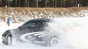 [포토] 슬로프를 거꾸로 오르는 검은색 세단?