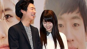 [SD포토] 이제훈, 수지가 팔짱을? ‘부끄러워서 웃음만…’